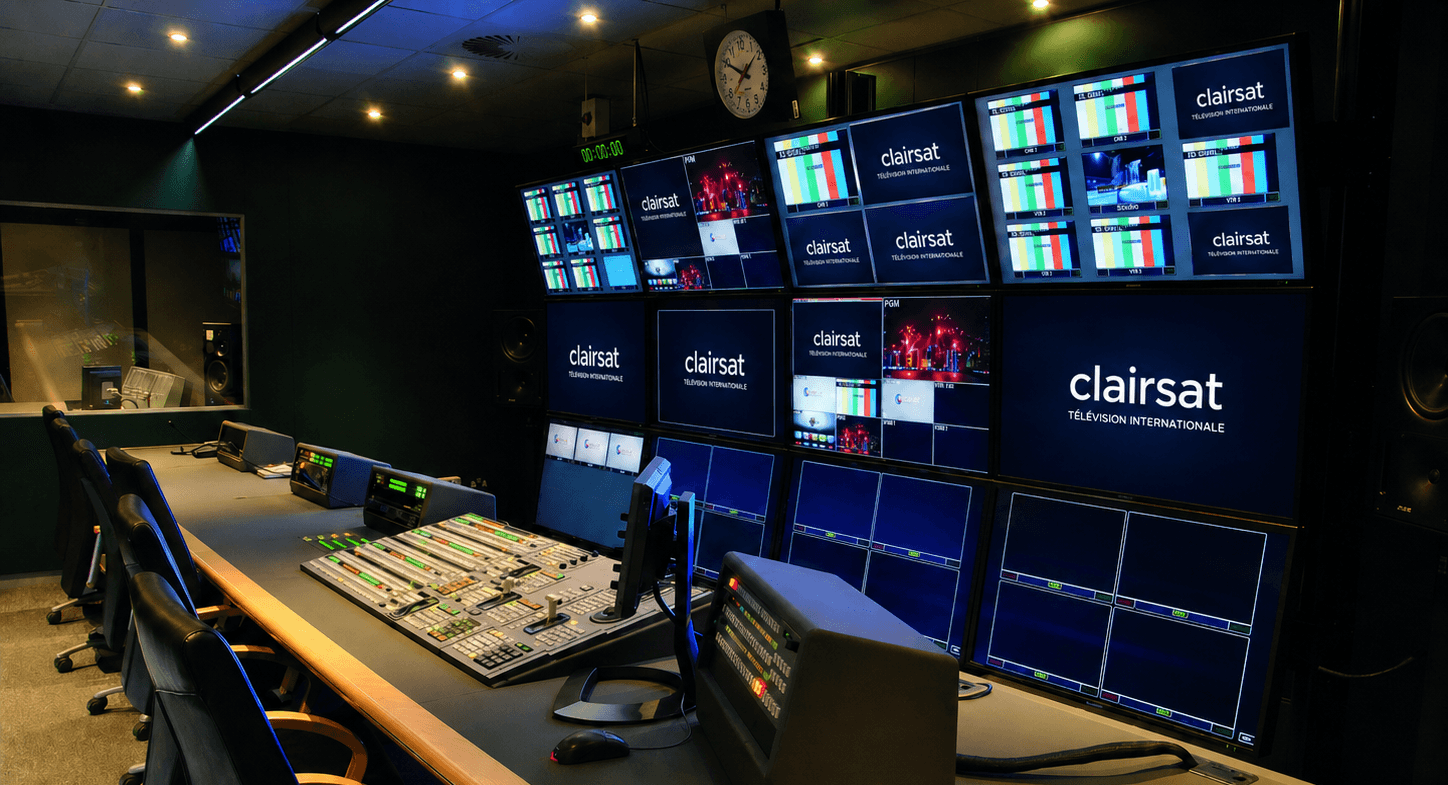 Salle de monitoring Clairsat avec régie et murs d'écrans de contrôle